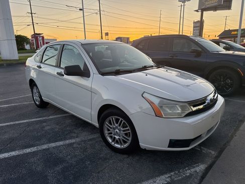 Used 2009 Ford Focus SE FWD image 3