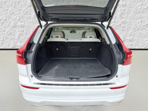 Used 2022 Volvo XC60 B5 Momentum w/ Protection Package Premier FWD image 12
