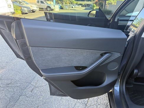Used 2021 Tesla Model Y Long Range AWD/4WD image 16