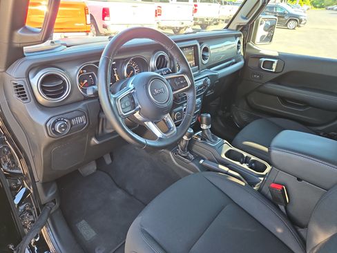 Used 2021 Jeep Gladiator Overland w/ Cold Weather Group AWD/4WD image 16