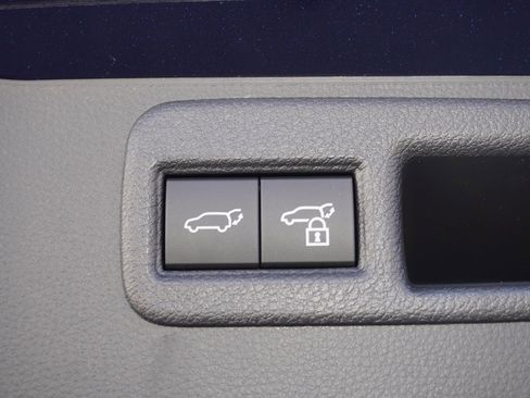 Certified 2023 Toyota Venza LE image 10