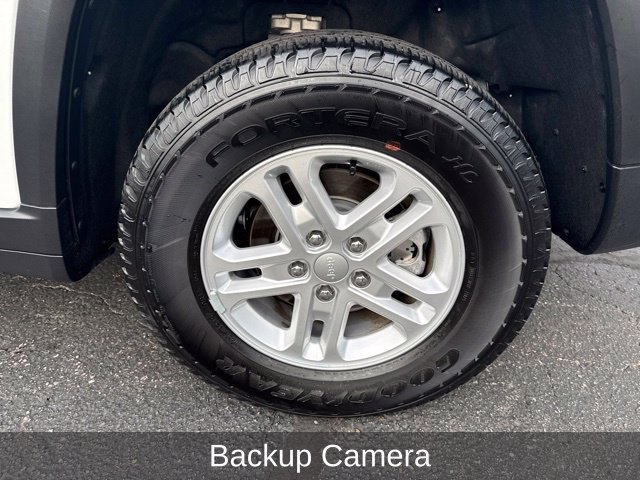 Used 2025 Jeep Grand Cherokee Laredo AWD/4WD image 7