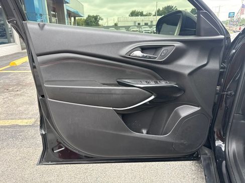 Used 2025 Chevrolet Trax RS FWD image 11