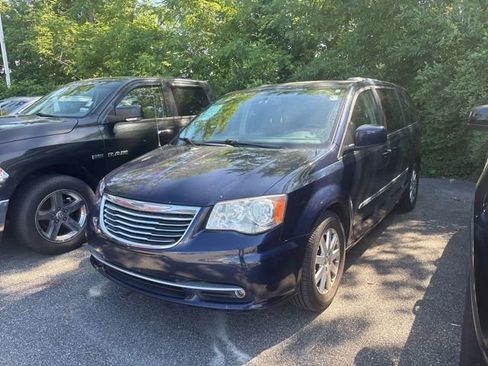 Used 2013 Chrysler Town & Country Touring FWD image 2