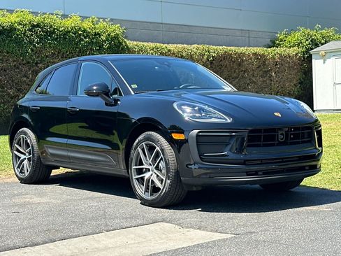 Certified 2025 Porsche Macan AWD/4WD image 10