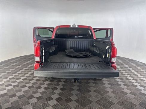 Used 2017 Toyota Tacoma TRD Sport AWD/4WD image 18