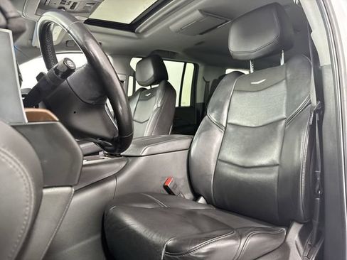 Used 2019 Cadillac Escalade ESV Luxury AWD/4WD image 19