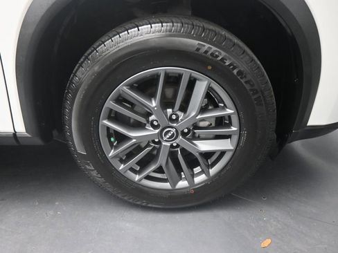 Used 2024 Nissan Rogue S image 22