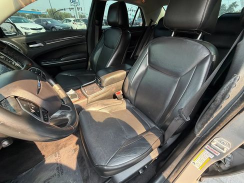 Used 2018 Chrysler 300 Limited AWD/4WD image 9