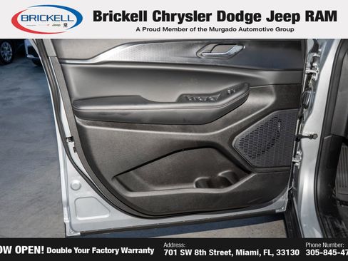 New 2025 Jeep Grand Cherokee L Laredo image 11