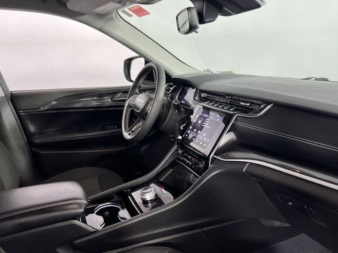 Certified 2023 Jeep Grand Cherokee Laredo image 32