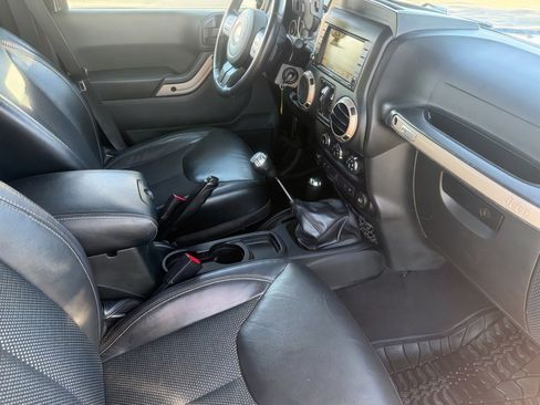 Used 2016 Jeep Wrangler Unlimited Sahara image 12