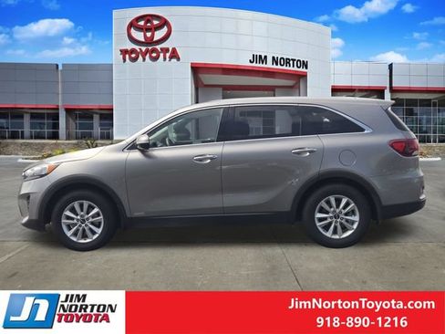 Used 2019 Kia Sorento AWD V6 image 4