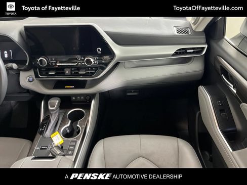 Used 2023 Toyota Highlander Platinum FWD image 21