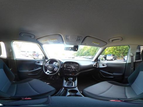 Used 2025 Kia Soul LX w/ LX Technology Package FWD image 37