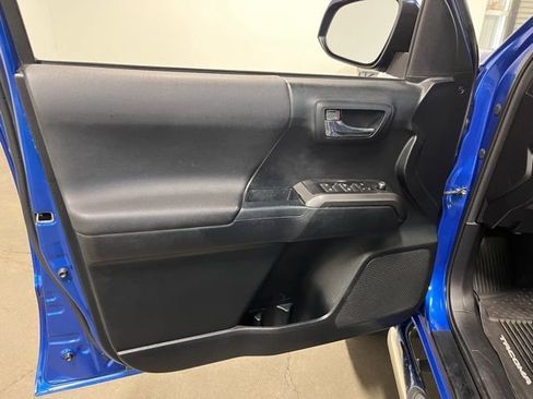 Used 2016 Toyota Tacoma TRD Sport w/ Towing Package image 26