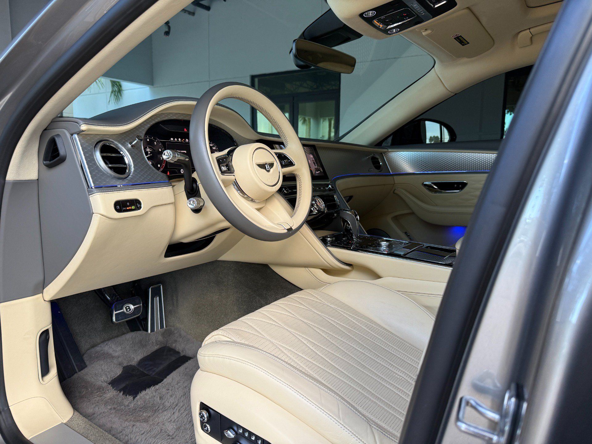 Used 2023 Bentley Flying Spur V8 AWD/4WD image 22
