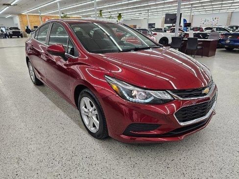 Used 2018 Chevrolet Cruze LT w/ Convenience Package image 3