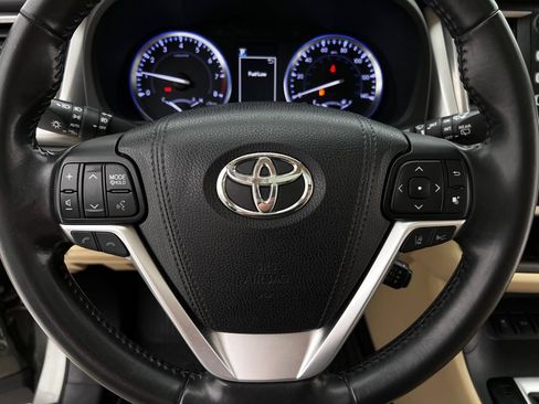 Used 2017 Toyota Highlander XLE AWD/4WD image 17