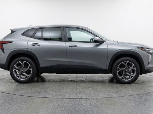 Used 2025 Chevrolet Trax LT image 11
