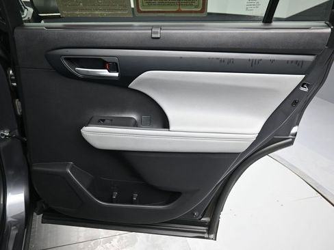 Used 2023 Toyota Highlander XLE image 35