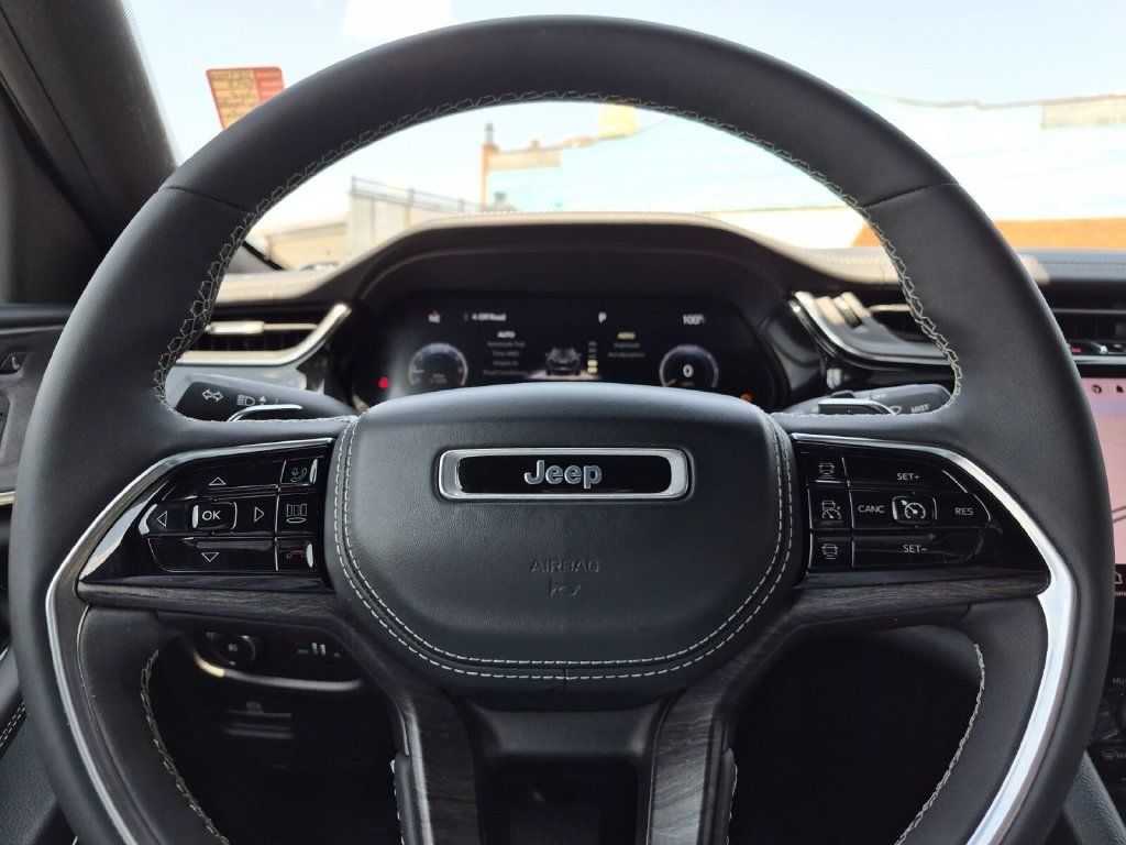 Used 2023 Jeep Grand Cherokee Overland w/ Luxury Tech Group IV AWD/4WD image 20