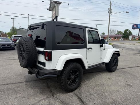 Used 2017 Jeep Wrangler Sahara AWD/4WD image 6