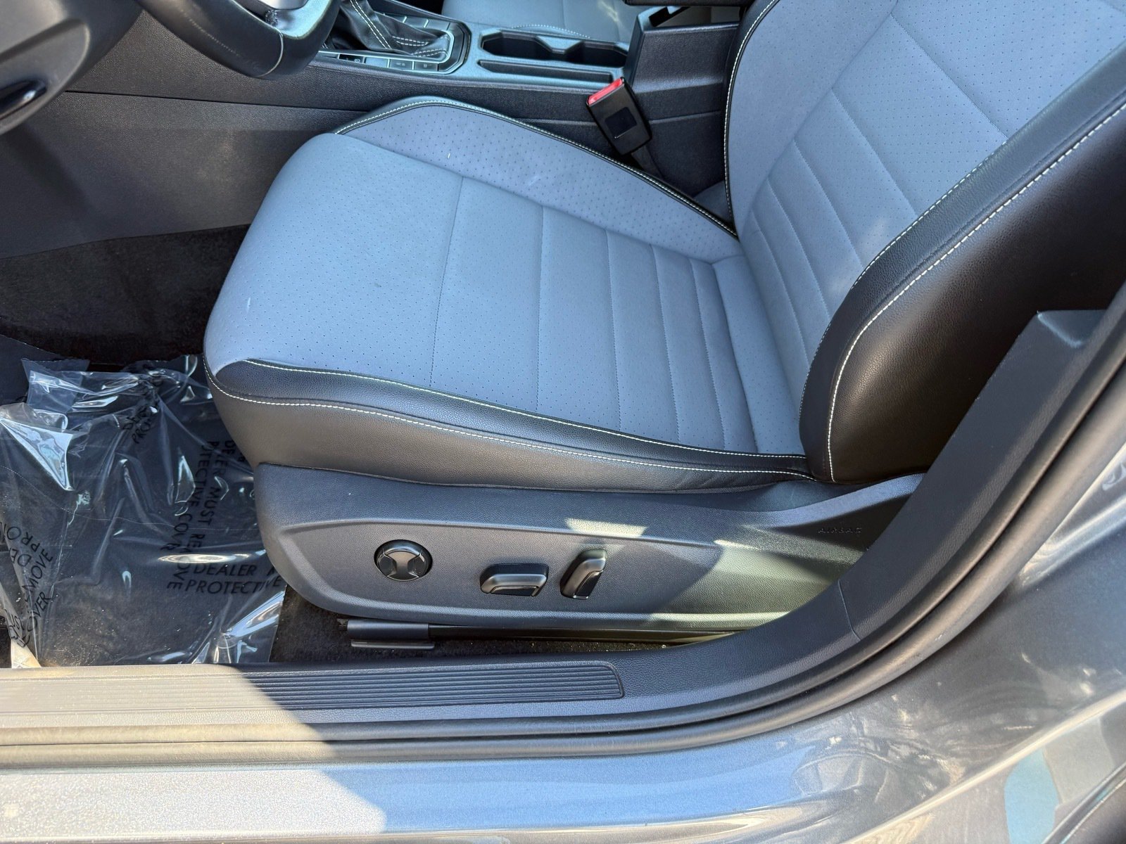 Used 2025 Volkswagen Jetta SE FWD image 14