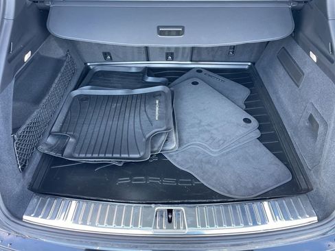 Certified 2023 Porsche Cayenne Platinum Edition image 7