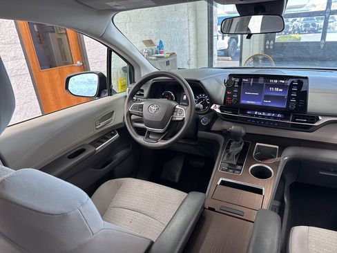 Certified 2021 Toyota Sienna LE image 45