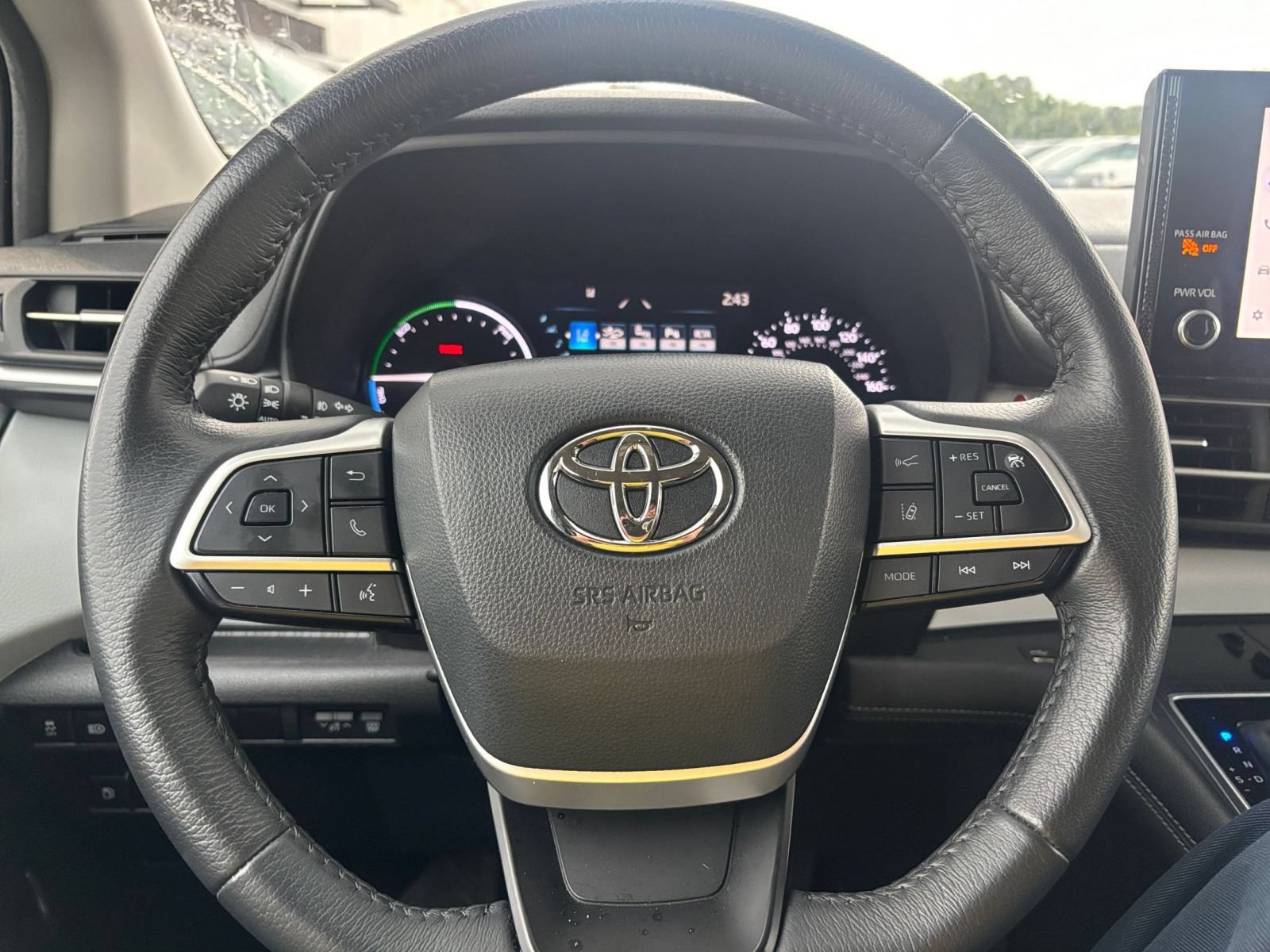 Used 2025 Toyota Sienna XLE FWD image 28