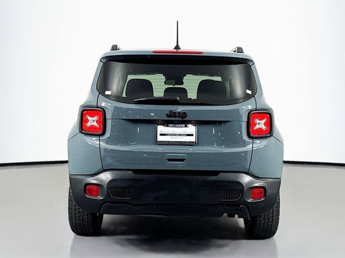 Used 2018 Jeep Renegade Altitude FWD image 4
