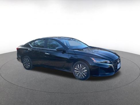 Used 2025 Nissan Altima 2.5 SV image 2