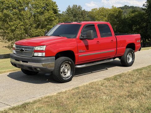 Used 2005 Chevrolet Silverado 2500 LT w/ Heavy-Duty Power Package AWD/4WD image 3