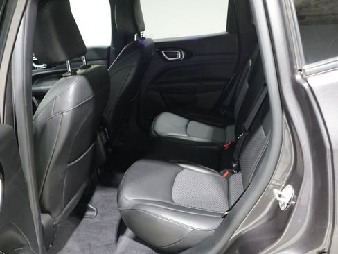 Used 2023 Jeep Compass Latitude AWD/4WD image 18