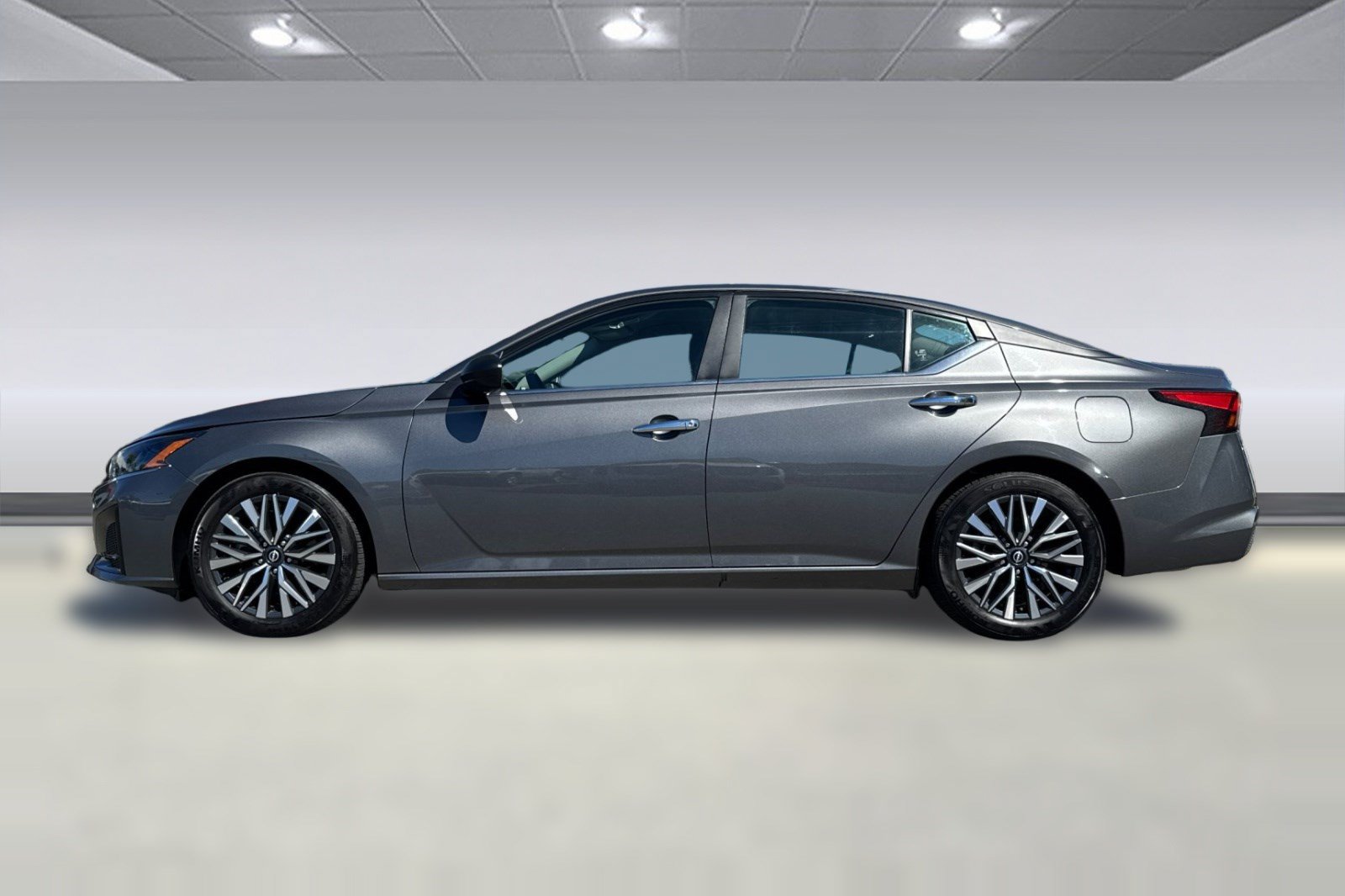 Used 2025 Nissan Altima 2.5 SV FWD image 2
