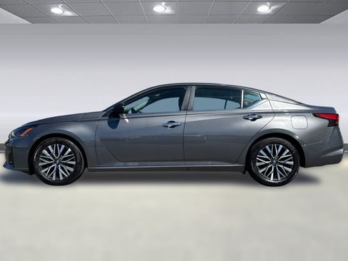 Used 2025 Nissan Altima 2.5 SV FWD image 2