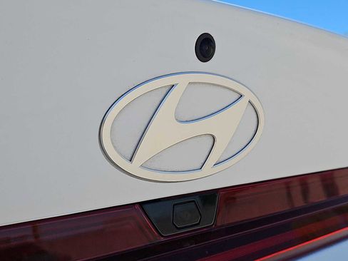 Used 2024 Hyundai Elantra Limited image 11