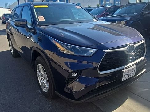 Used 2025 Toyota Highlander LE FWD image 2