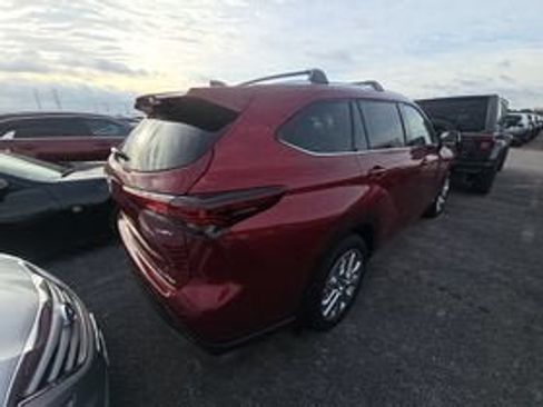 Used 2026 Toyota Highlander Limited AWD/4WD image 2