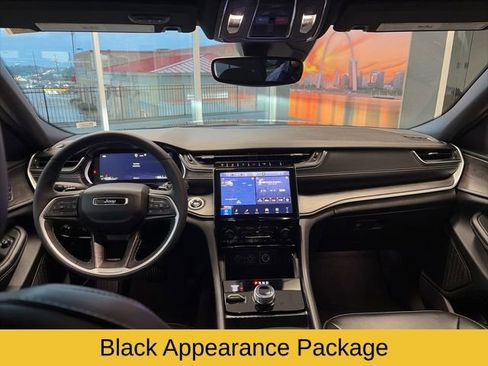 Used 2024 Jeep Grand Cherokee Limited w/ Black Appearance Package image 12