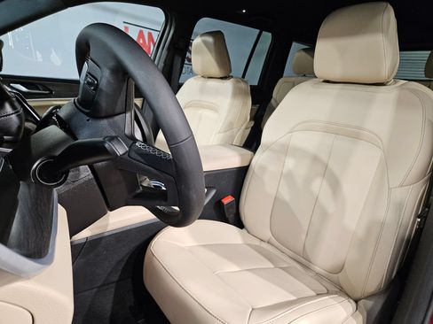 Used 2025 Jeep Grand Cherokee Limited AWD/4WD image 24