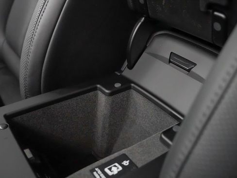 Used 2025 Porsche Macan image 35