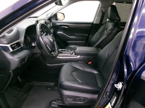 Used 2021 Toyota Highlander Limited image 14