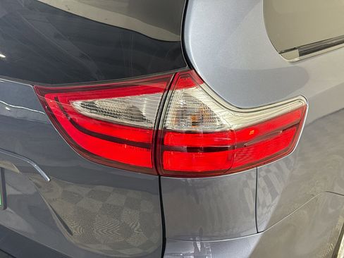 Used 2017 Toyota Sienna LE FWD image 31
