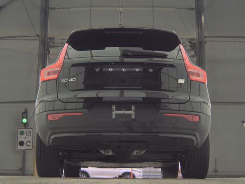Used 2024 Volvo XC40 Recharge Core RWD image 11