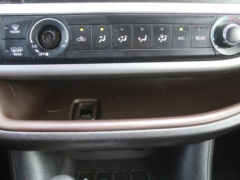 Used 2019 Toyota Highlander LE FWD image 35