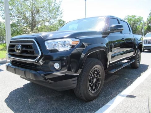 Used 2022 Toyota Tacoma SR5 w/ Technology Package image 2