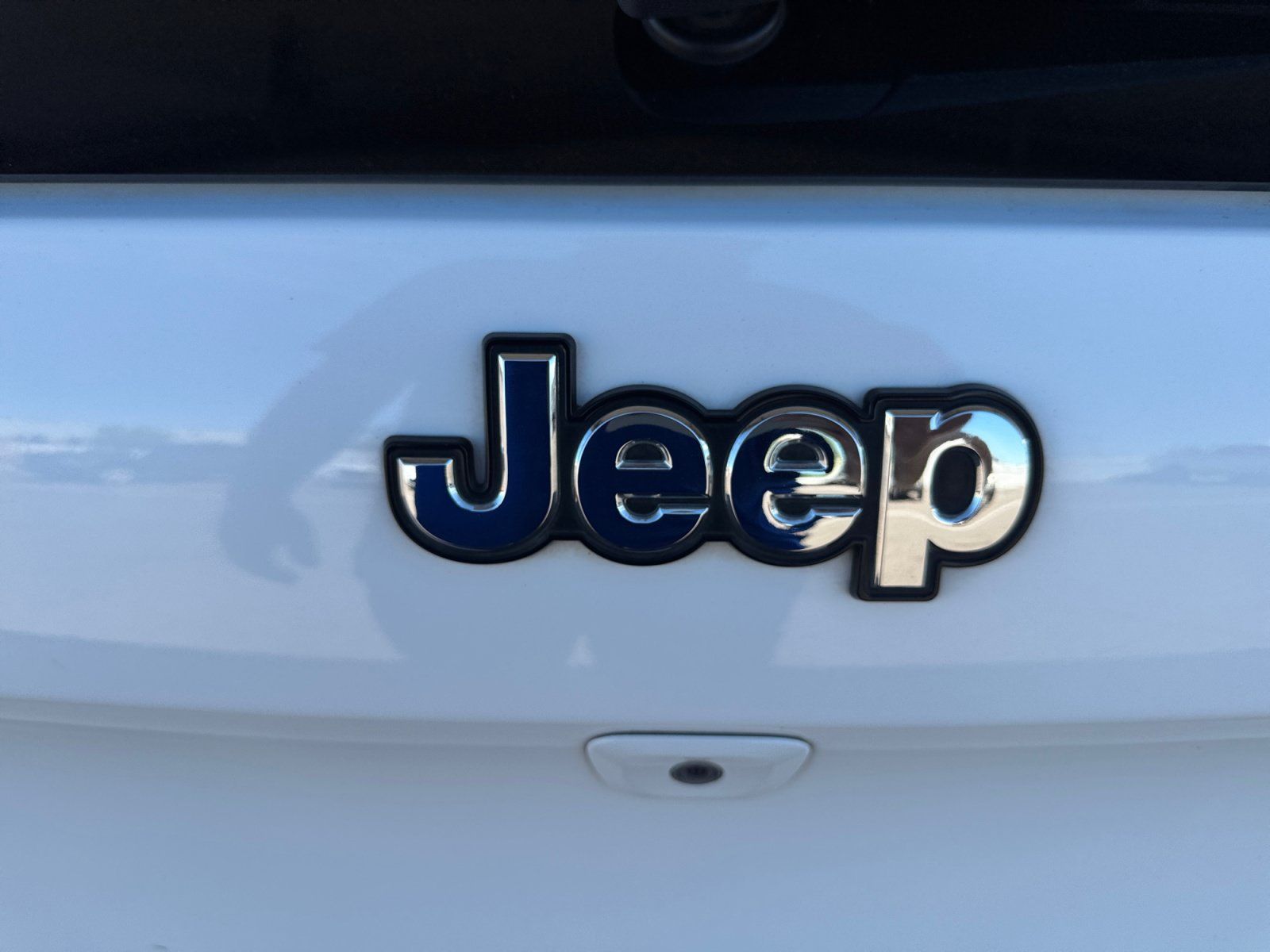 Used 2018 Jeep Cherokee Latitude Plus w/ Comfort/Convenience Group FWD image 34