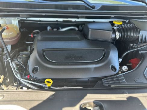 Used 2020 Chrysler Pacifica Touring-L FWD image 24